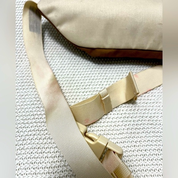 The North Face Belt Bag Versatile and Durable - Picture 12 of 14